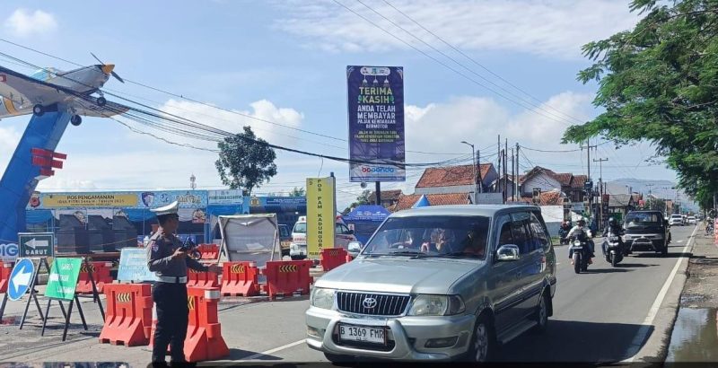Menjelang akhir libur Lebaran 2025 dan arus balik, Polres Garut kembali melaksanakan kebijakan sistem one way untuk mengatur arus lalu lintas di beberapa titik strategis di wilayah Kabupaten Garut. Kebijakan ini diterapkan mengingat adanya penurunan volume kendaraan yang signifikan pada hari terakhir arus balik libur Lebaran. Minggu (06/04/2025).