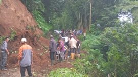 Intensitas hujan tinggi yang mengguyur wilayah Kecamatan Pasirwangi sejak pukul 12.00 hingga 16.00 WIB, Minggu (6/4/2025), mengakibatkan bencana tanah longsor di dua desa, yakni Desa Pasirwangi dan Desa Barusari.