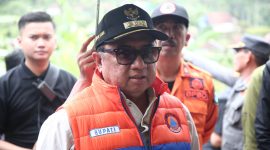 Bupati Garut, Abdusy Syakur Amin, meninjau langsung lokasi bencana tanah bergerak yang terjadi di Kampung Sawahjoho, RT 3 RW 3, Desa Singajaya, Kecamatan Singajaya, Kabupaten Garut, pada Sabtu (6/4/2025).
