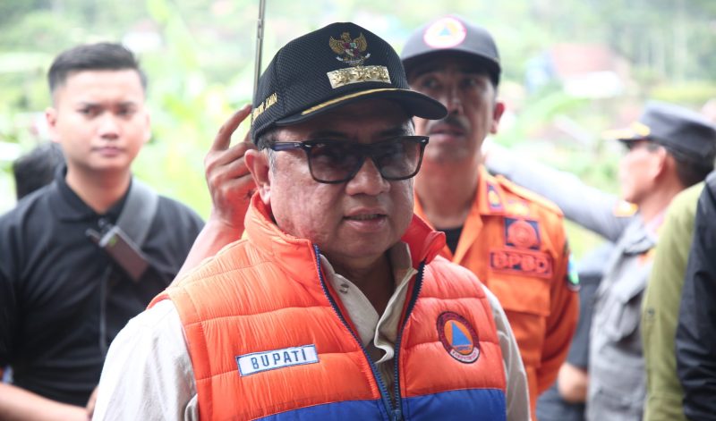 Bupati Garut, Abdusy Syakur Amin, meninjau langsung lokasi bencana tanah bergerak yang terjadi di Kampung Sawahjoho, RT 3 RW 3, Desa Singajaya, Kecamatan Singajaya, Kabupaten Garut, pada Sabtu (6/4/2025).