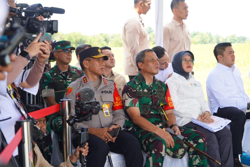  Pangdam III/Slw Mayjen TNI Dadang Arif Abdurahman, S.E., M.Si., CHRMP., selaku Pangkogasgabpad memimpin pengamanan Kunker Presiden Prabowo Subianto di Desa Randegan Wetan, Kec. Jatitujuh, Majalengka dalam rangka Panen Raya Padi Serentak bersama 14 provinsi lainnya, Senin (07/04/2025). 