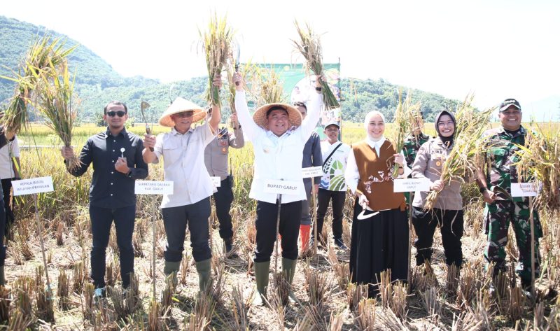 Bupati Garut, Abdusy Syakur Amin, menghadiri acara Panen Raya Padi Serentak 14 Provinsi yang digelar secara daring bersama Presiden Republik Indonesia, Prabowo Subianto, di Jalan Lingkar Baru, Kecamatan Kadungora, Kabupaten Garut, Senin (7/4/2025).