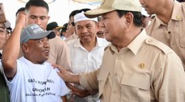 Gubernur Jawa Barat Dedi Mulyadi mendampingi Presiden RI Prabowo Subianto meresmikan panen raya padi di Desa Randegan Wetan, Kecamatan Ligung, Kabupaten Majalengka, Senin (7/4/2025).