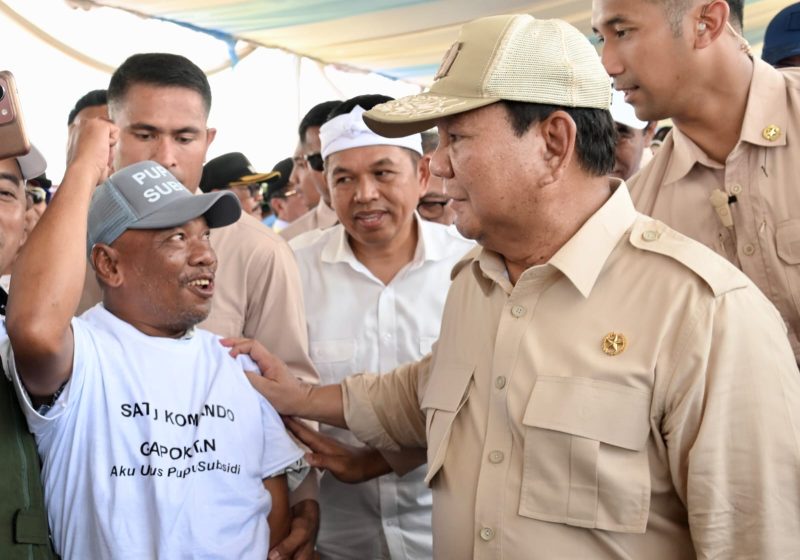 Gubernur Jawa Barat Dedi Mulyadi mendampingi Presiden RI Prabowo Subianto meresmikan panen raya padi di Desa Randegan Wetan, Kecamatan Ligung, Kabupaten Majalengka, Senin (7/4/2025).