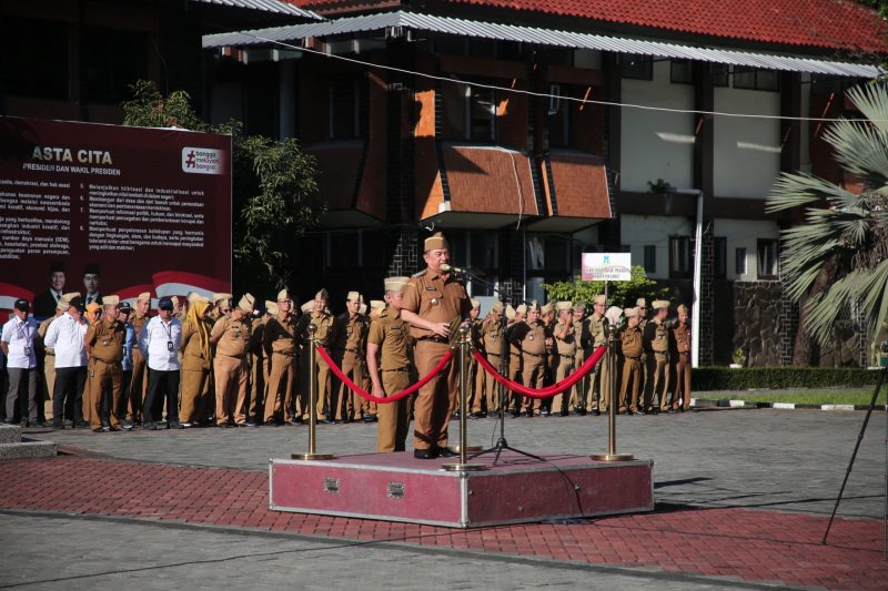 Bupati Garut, Abdusy Syakur Amin, memimpin apel gabungan seluruh Satuan Kerja Perangkat Daerah (SKPD) Kabupaten Garut di Lapangan Sekretariat Daerah (Setda) Garut, Kecamatan Tarogong Kidul, Kabupaten Garut, selasa (8/4/2025).