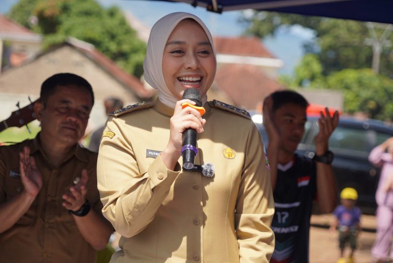 Wakil Bupati Garut, Putri Karlina, meninjau langsung pelaksanaan Roadshow Pelayanan Terpadu yang digelar di Lapangan Nagrog, Kecamatan Karangpawitan, Kabupaten Garut, Selasa (8/4/2025).