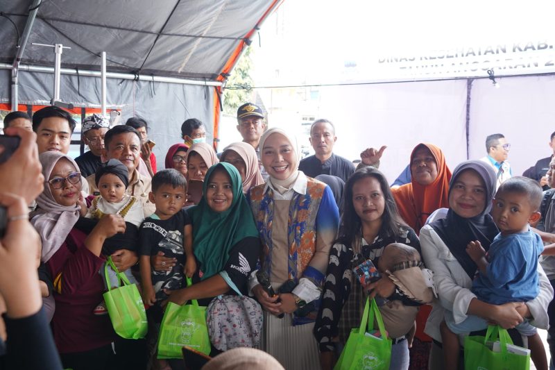 Wakil Bupati Garut, dr. Hj. Putri Karlina, meninjau langsung pelaksanaan Roadshow Pelayanan Terpadu di Kecamatan Wanaraja, Kamis (10/4/2025).