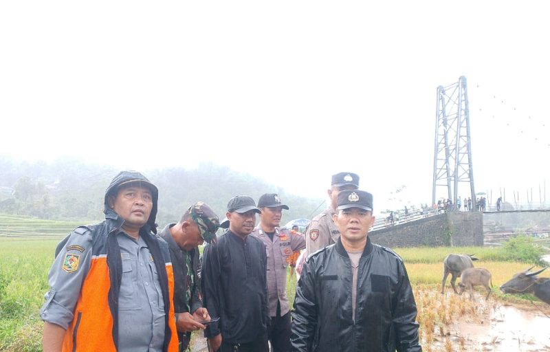 Seorang anak laki-laki berusia 5 tahun bernama M. Al Yuda Bin Enceng, warga Kampung Gandaria, Desa Sukanagara, Kecamatan Peundeuy, Kabupaten Garut, dilaporkan hilang setelah terseret arus sungai Cikaengan pada Kamis siang (10/04/2025).