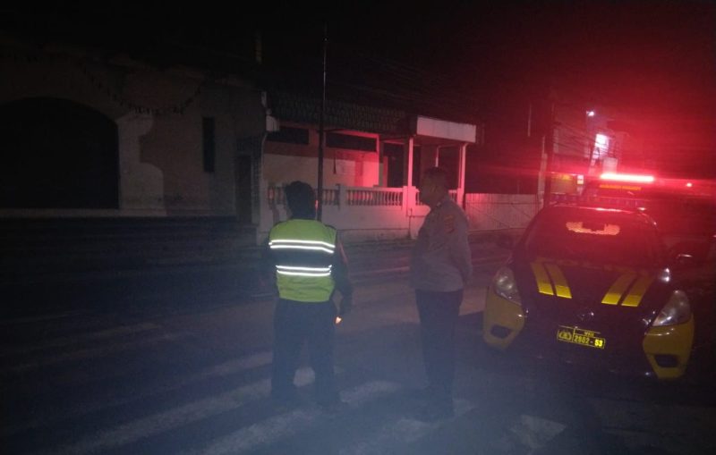 Polsek Kadungora menunjukkan respons cepat setelah menerima laporan warga terkait adanya tumpahan cairan yang diduga solar di sepanjang Jalan Raya Kadungora hingga Kiara Dodot, Rancasalak, termasuk kawasan rawan seperti Tanjakan Kopi via Cijapati. Jumat (11/04/2025).