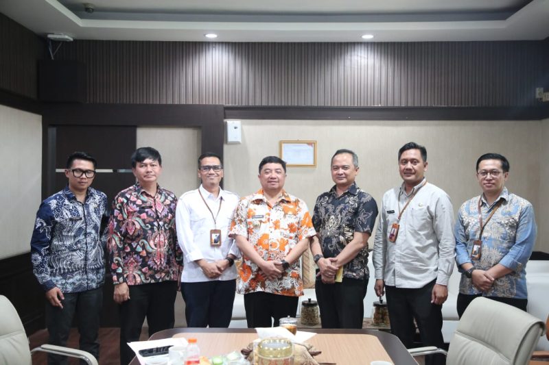 Bupati Garut, Abdusy Syakur Amin, menerima kunjungan silaturahmi dari Kepala Pusat Pengelolaan Pendapatan Daerah Wilayah (P3DW) atau Kepala Samsat Garut, Ervin Yanuardi Effendi, di Kantor Bupati Garut, Jalan Pembangunan, Kecamatan Tarogong Kidul, Jumat (11/4/2025).