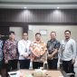 Bupati Garut, Abdusy Syakur Amin, menerima kunjungan silaturahmi dari Kepala Pusat Pengelolaan Pendapatan Daerah Wilayah (P3DW) atau Kepala Samsat Garut, Ervin Yanuardi Effendi, di Kantor Bupati Garut, Jalan Pembangunan, Kecamatan Tarogong Kidul, Jumat (11/4/2025).