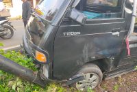 Kepolisian Sektor (Polsek) Cikelet melakukan evakuasi terhadap korban kecelakaan tunggal yang melibatkan sebuah kendaraan pickup Mitsubishi L300. Sabtu (12/4/2025).