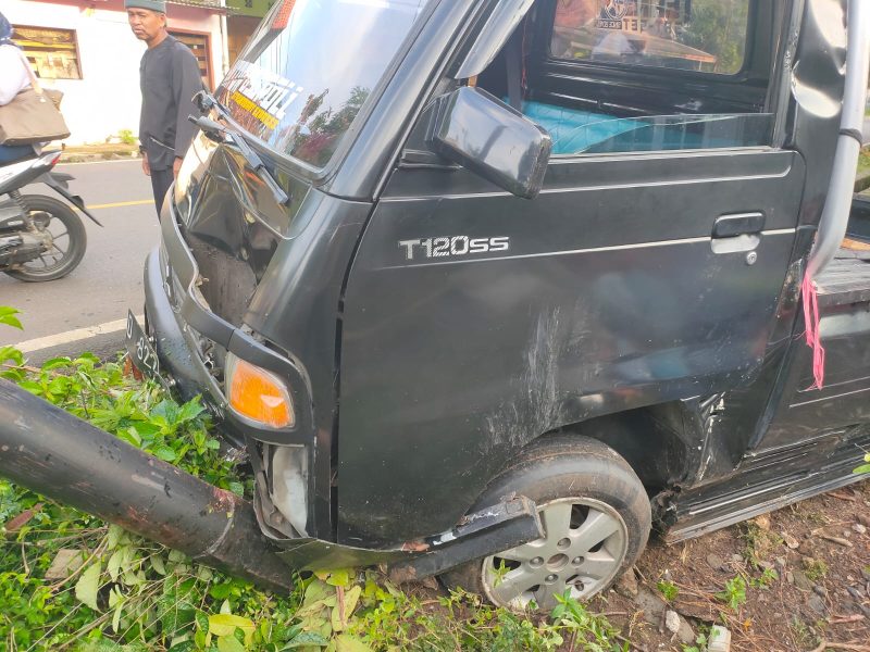 Kepolisian Sektor (Polsek) Cikelet melakukan evakuasi terhadap korban kecelakaan tunggal yang melibatkan sebuah kendaraan pickup Mitsubishi L300. Sabtu (12/4/2025).