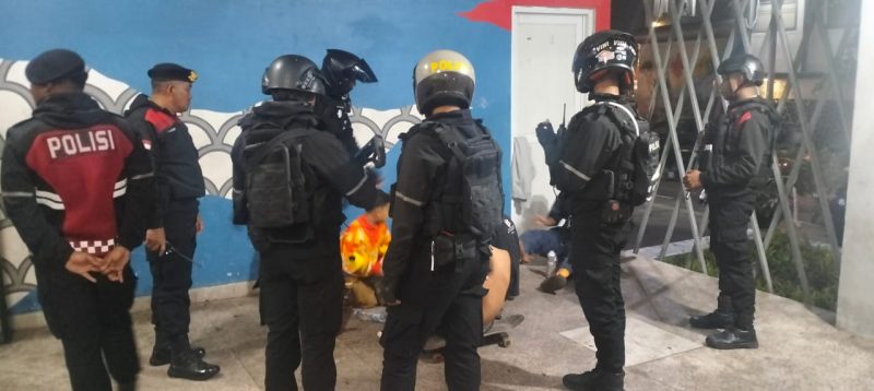 Polres Garut melaksanakan kegiatan Kepolisian yang Ditingkatkan (KRYD) untuk menciptakan situasi yang aman dan kondusif di wilayah Kabupaten Garut. Sabtu Malam (12/4/2025).