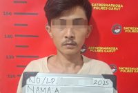Satuan Reserse Narkoba (Sat Res Narkoba) Polres Garut berhasil mengamankan ribuan butir obat terlarang dari tangan seorang pelaku berinisial Sdr. AR (23), yang diduga kuat sebagai pengedar. Minggu (13/4/2025).