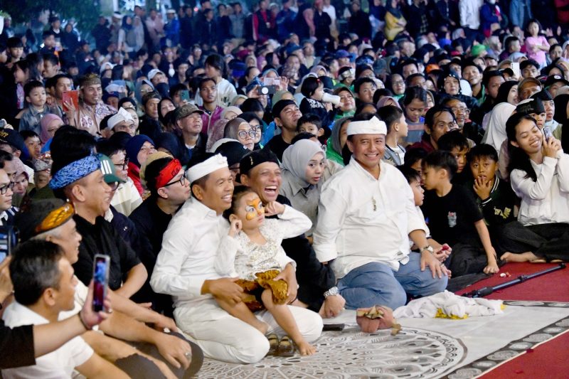 Masyarakat Jawa Barat, khususnya Kota Bandung dan sekitarnya, sangat antusias mengakses layanan publik yang tersedia dalam program Abdi Nagri Nganjang Ka Warga di Bale Pakuan (Gedung Pakuan), Kota Bandung, Sabtu (12/4/2025). 