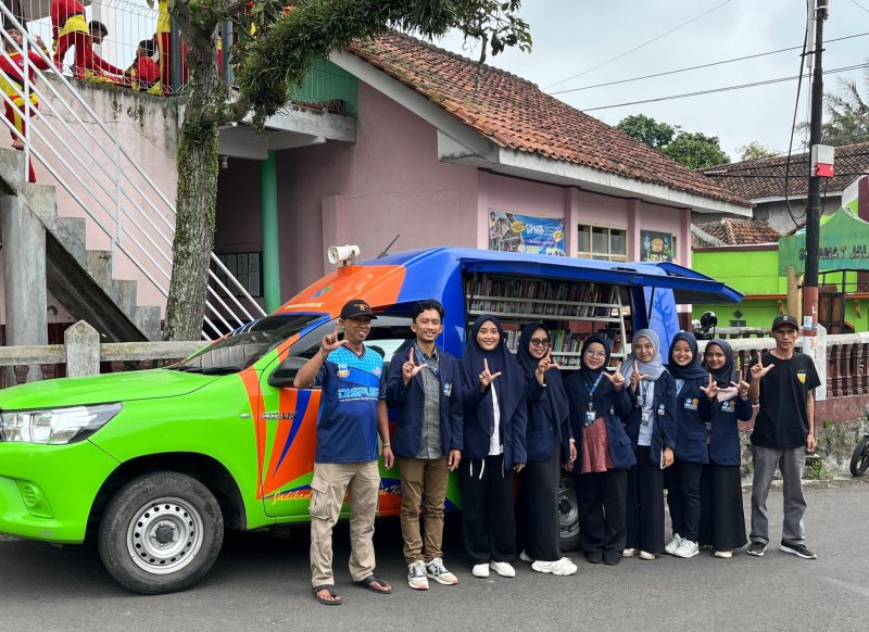 Mahasiswa Program Profesi Guru (PPG) Prajabatan dari Institut Pendidikan Indonesia (IPI) Garut berkolaborasi dengan Dinas Perpustakaan dan Kearsipan Daerah (DISPUSIPDA) Kabupaten Garut menyelenggarakan kegiatan bertajuk “Tumbuh Kreatif bersama WIB 2: Waktu Indonesia Berliterasi dan Berkarya”Sabtu 12 April 2025 bertempat di SDN 1 Sukamukti, Kecamatan Cilawu Kabupaten Garut. Kamis (17/4/2025).