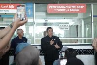 Bupati Garut, Abdusy Syakur Amin, melakukan kunjungan ke Kantor Pelayanan Pajak Daerah (P3D)/ (Simtem Administrasi Manunggal Satu Atap) Samsat Garut, Jalan Suherman, Kecamatan Tarogong Kidul, Kabupaten Garut, Senin (14/4/2025).