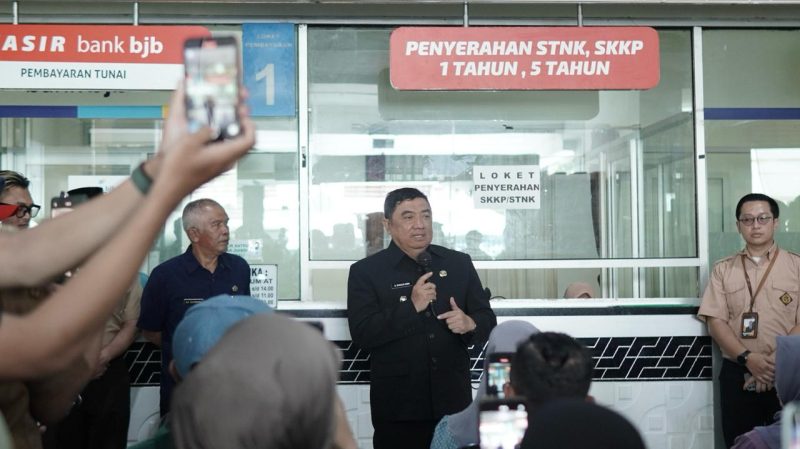 Bupati Garut, Abdusy Syakur Amin, melakukan kunjungan ke Kantor Pelayanan Pajak Daerah (P3D)/ (Simtem Administrasi Manunggal Satu Atap) Samsat Garut, Jalan Suherman, Kecamatan Tarogong Kidul, Kabupaten Garut, Senin (14/4/2025).