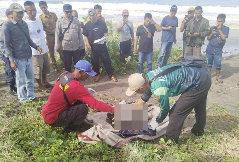 Warga Kecamatan Caringin, Kabupaten Garut, di kejutkan dengan penemuan sesosok mayat perempuan yang di temukan terdampar di Pantai Muara Sungai Cilaki, Desa Cimahi, Kecamatan Caringin, pada Senin pagi (14/04/2025).