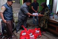 Akibat hujan deras yang terjadi pada Minggu pukul 17.00 (13/04/2025) rumah milik Mak Omah (60) RW 12 Kelurahan Sukagalih Kecamatan Tarogong kidul, kabupaten Garut mengalami musibah yaitu atap rumahnya roboh.