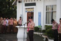 Ada yang berbeda-beda di Lingkungan Pemerintah Kabupaten (Pemkab) Garut, Bupati Garut, Abdusy Syakur, yang biasanya menjadi Pembina Apel Gabungan di Lapangan Sekretariat Daerah (Setda) Kabupaten Garut, pagi tadi Syakur menjadi pembina apel di lingkungan Kecamatan Garut Kota, yang diikuti oleh unsur pegawai kecamatan hingga Unit Pelaksana Tugas (UPT) yang ada di lingkungan Kecamatan Garut Kota. Senin pagi, (14/4/2025).