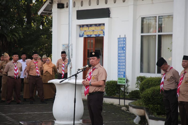 Ada yang berbeda-beda di Lingkungan Pemerintah Kabupaten (Pemkab) Garut, Bupati Garut, Abdusy Syakur, yang biasanya menjadi Pembina Apel Gabungan di Lapangan Sekretariat Daerah (Setda) Kabupaten Garut, pagi tadi Syakur menjadi pembina apel di lingkungan Kecamatan Garut Kota, yang diikuti oleh unsur pegawai kecamatan hingga Unit Pelaksana Tugas (UPT) yang ada di lingkungan Kecamatan Garut Kota. Senin pagi, (14/4/2025).