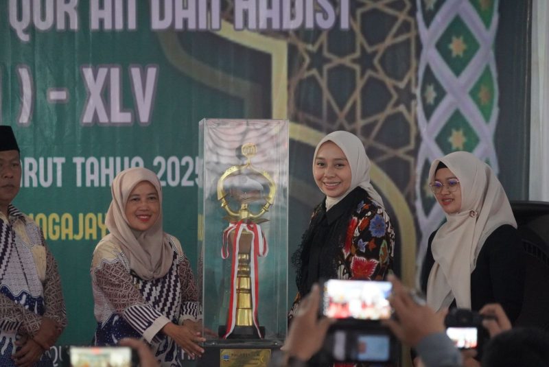Wakil Bupati Garut, dr. Hj. Putri Karlina, secara resmi menutup perhelatan Musabaqah Tilawatil Qur’an dan Hadits (MTQH) ke-45 tingkat Kabupaten Garut tahun 2025 yang berlangsung di Kecamatan Singajaya, Senin (14/4/2025).