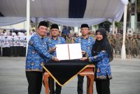 Suasana haru dan bahagia menyelimuti Lapangan Oto Iskandar Di Nata, Alun-alun Garut, saat Pemerintah Kabupaten (Pemkab) Garut secara resmi melantik dan mengambil sumpah sebanyak 1.727 orang. Rinciannya, 156 CPNS yang terdiri dari 143 tenaga teknis dan 13 tenaga kesehatan, serta 1.571 PPPK yang terdiri dari 896 tenaga teknis, 599 guru, dan 76 tenaga kesehatan. Selasa (15/4/2025).