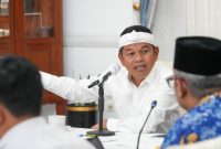 Gubernur Jawa Barat Dedi Mulyadi menyatakan komitmennya untuk memaksimalkan potensi pariwisata melalui pemanfaatan transportasi kereta api. Hal tersebut disampaikannya dalam Rapat Koordinasi (rakor) Perkeretaapian bertema “Rencana Reaktivasi dan Pembangunan Jalur Kereta Api Baru” di Bale Gedung Pakuan, Kota Bandung, Selasa (15/4/2025).