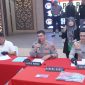 Polda Jawa Barat berhasil mengungkap kasus dugaan tindak pidana kekerasan seksual yang melibatkan seorang dokter kandungan berinisial M.S.F. (33). Tersangka yang diketahui bekerja di Klinik Karya Harsa, Garut, diduga melakukan tindakan tidak senonoh terhadap pasiennya di tempat kos tersangka. Kamis (17/4/2025).
