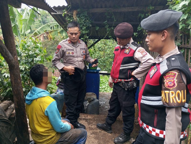 Satuan Samapta (Sat Samapta) Polres Garut kembali menunjukkan komitmennya dalam menjaga ketertibandan keamanan masyarakat dengan menggelar razia minuman keras (miras) di wilayah Kecamatan Karangpawitan.