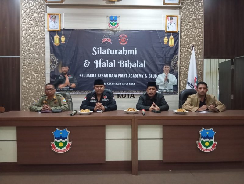 Baja Fight Academy dan Club Garut bersama dengan para anggota serta pengurus adakan kegiatan silaturahmi dan Halal bi Halal secara sederhana berjalan dengan lancar dan khidmat, bertempat di Aula Kantor Kecamatan Garut Kota,. Minggu malam  (20/04/2025).