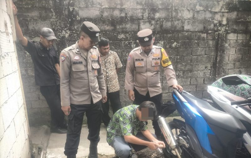 Kegiatan penertiban knalpot brong kali ini menyasar sepeda motor milik siswa SMK Alfarizi Leles. Senin (21/4/2025).
