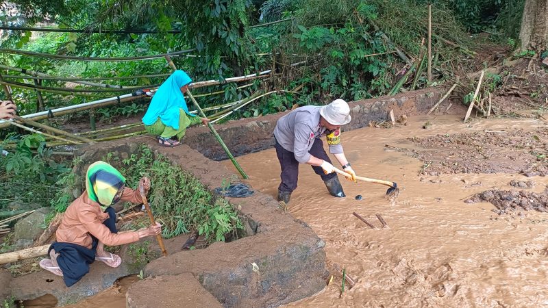 Polsek Pasirwangi bersama warga sekitar melaksanakan kegiatan gotong royong membersihkan material longsor yang terjadi di kawasan Objek Wisata Religi Tujuh Curug Cimanganten, Kecamatan Pasirwangi, Kabupaten Garut.