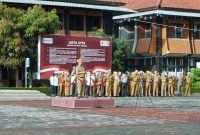 Bupati Garut, Abdusy Syakur Amin, memimpin apel gabungan yang digelar di Lapangan Sekretariat Daerah (Setda) Kabupaten Garut, Jalan Pembangunan, Kecamatan Tarogong Kidul, Senin (21/4/2025). 