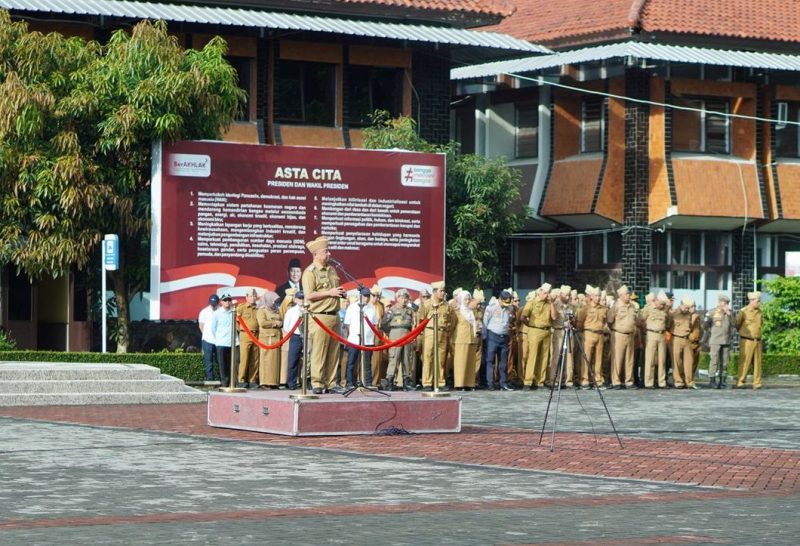 Bupati Garut, Abdusy Syakur Amin, memimpin apel gabungan yang digelar di Lapangan Sekretariat Daerah (Setda) Kabupaten Garut, Jalan Pembangunan, Kecamatan Tarogong Kidul, Senin (21/4/2025). 