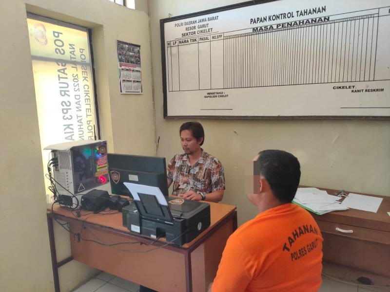 Polsek Cikelet Polres Garut, berhasil mengamankan seorang pria terduga pelaku tindak pidana penganiayaan yang terjadi pada Minggu, 20 April 2025, sekitar pukul 22.00 WIB di portal pintu masuk Pantai Karangpapak, Desa Cikelet, Kecamatan Cikelet, Kabupaten Garut.