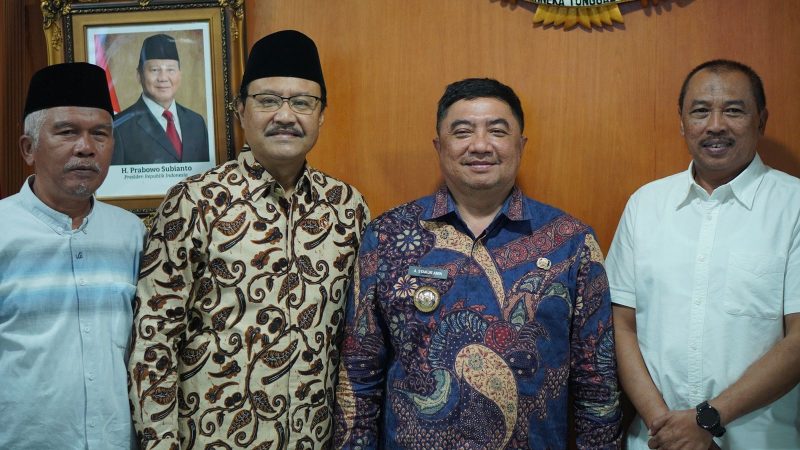 Bupati Garut, Abdusy Syakur Amin, didampingi Kepala Badan Perencanaan Pembangunan Daerah (Bappeda) Kabupaten Garut, Didit Fajar Putradi, dan Kepala Dinas Sosial (Dinsos) Kabupaten Garut, Aji Sukarmaji, melakukan kunjungan kerja ke Kantor Kementerian Sosial (Kemensos) Republik Indonesia, yang berlokasi di Jakarta, Selasa (22/4/2025).