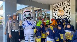 Satlantas Polres Garut Gelar Kegiatan “Polisi Sahabat Anak” Bersama TK Aisah Satlantas Polres Garut kembali menunjukkan komitmennya dalam membangun kedekatan antara polisi dan anak-anak melalui kegiatan edukatif bertajuk “Polisi Sahabat Anak”. Kali ini, kegiatan dilaksanakan bersama siswa-siswi dari TK Aisah, di Halaman Mako Polres Garut. Rabu (23/04/2025).