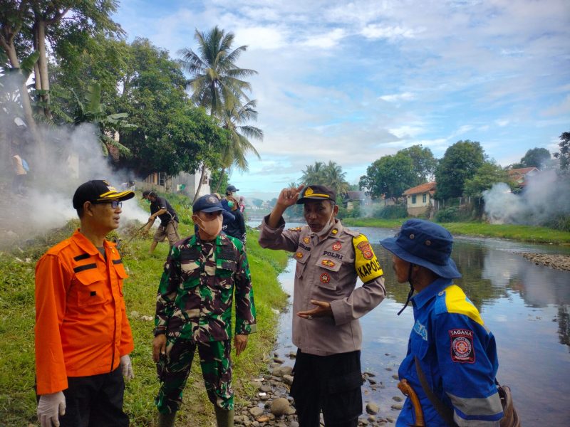Dalam upaya menjaga kebersihan lingkungan dan mengantisipasi potensi banjir saat musim hujan, Polsek Pameungpeuk bersama unsur Forkopimcam dan ratusan relawan melaksanakan kegiatan kerja bakti membersihkan bantaran Sungai Cikaso–Cipaleubuh yang berlokasi di wilayah Kecamatan Pameungpeuk, Kabupaten Garut. Rabu (23/04/2025).