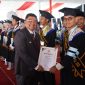 Bupati Garut, Abdusy Syakur Amin, menghadiri undangan acara Wisuda Diploma, Sarjana, Profesi, dan Magister Angkatan ke XLII Gelombang II Tahun Akademik 2024/2025 Universitas Garut (Uniga). Acara khidmat ini diselenggarakan di Jalan Raya Samarang, Kecamatan Tarogong Kaler, Kabupaten Garut, Sabtu (26/4/2025).