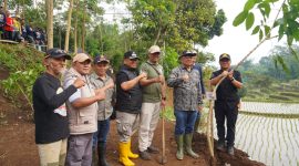 Bupati Garut, Abdusy Syakur Amin, menghadiri acara Peringatan Hari Bumi Tahun 2025, yang dilaksanakan di Kawasan Hutan Kota Talangseng, Kecamatan Garut Kota, Kabupaten Garut, Sabtu 26 April 2025.