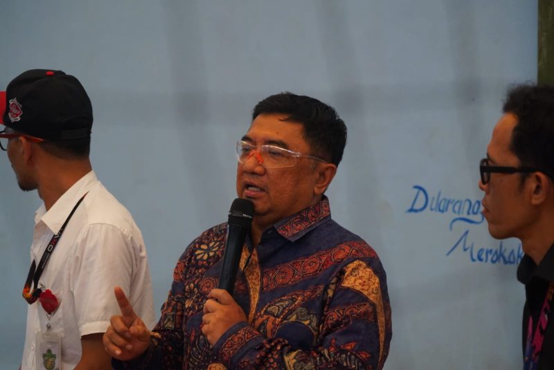  Bupati Garut, Abdusy Syakur Amin, memberikan sambuta pada Friendly Match Bola Voli yang bertempat di GOR Family Dayeuh Handap, Kecamatan Garut Kota, Kabupaten Garut, pada Minggu (27/4/2025).
