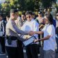Bertempat di Lapangan Apel Mapolres Garut, Jl. Jenderal Sudirman No. 204, Karangpawitan, Kapolres Garut AKBP Mochamad Fajar Gemilang, S.I.K., M.H., M.I.K. memimpin langsung pelaksanaan Upacara Pemberian Penghargaan kepada para penggiat media di Kabupaten Garut. Senin (28/04/2025).