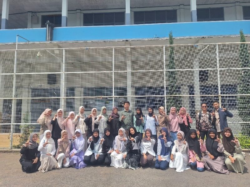 Bertempat di Library Laboratorium Komputer SMAN 19 Garut sebanyak 27 peserta ikuti kegiatan pelatihan penulisan opini di media massa.  Senin, 26/4/2025.