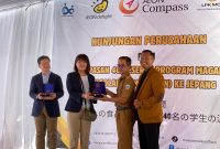  Kepala Dinas Tenaga Kerja dan Transmigrasi (Disnakertrans) Kabupaten Garut, Muksin, menghadiri kegiatan pelepasan 40 peserta program magang bidang pengolahan makanan ke Jepang, yang berlangsung di LPK Mulya Cendikia Education, Jalan Raya Samarang, Kecamatan Tarogong Kaler, Selasa (29/4/2025). 