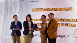  Kepala Dinas Tenaga Kerja dan Transmigrasi (Disnakertrans) Kabupaten Garut, Muksin, menghadiri kegiatan pelepasan 40 peserta program magang bidang pengolahan makanan ke Jepang, yang berlangsung di LPK Mulya Cendikia Education, Jalan Raya Samarang, Kecamatan Tarogong Kaler, Selasa (29/4/2025). 