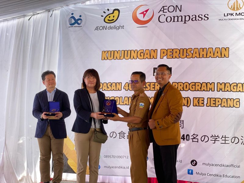  Kepala Dinas Tenaga Kerja dan Transmigrasi (Disnakertrans) Kabupaten Garut, Muksin, menghadiri kegiatan pelepasan 40 peserta program magang bidang pengolahan makanan ke Jepang, yang berlangsung di LPK Mulya Cendikia Education, Jalan Raya Samarang, Kecamatan Tarogong Kaler, Selasa (29/4/2025). 