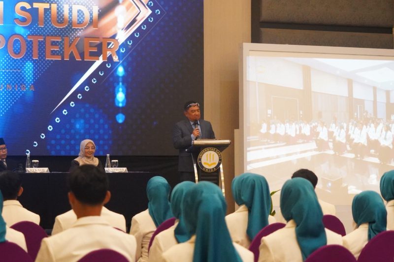 Bupati Garut, Abdusy Syakur Amin, menghadiri Sidang Terbuka Pelantikan dan Pengambilan Sumpah/Janji Apoteker Angkatan XI Program Studi Profesi Apoteker FMIPA Universitas Garut yang digelar di Ballroom Hotel Harmoni, Jalan Cipanas Baru, Kecamatan Tarogong Kaler, Selasa (29/4/2025). 